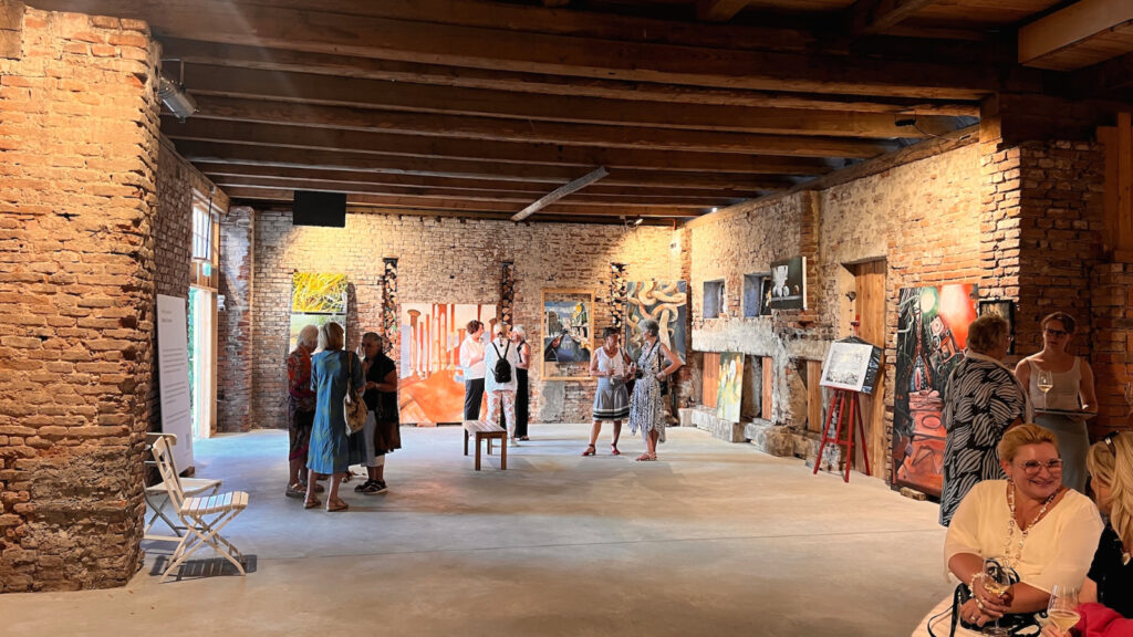 Kunst im Stadl Ausstellungseinblick zu Natur und Technik